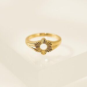 Daisy Fluted Signet Ring